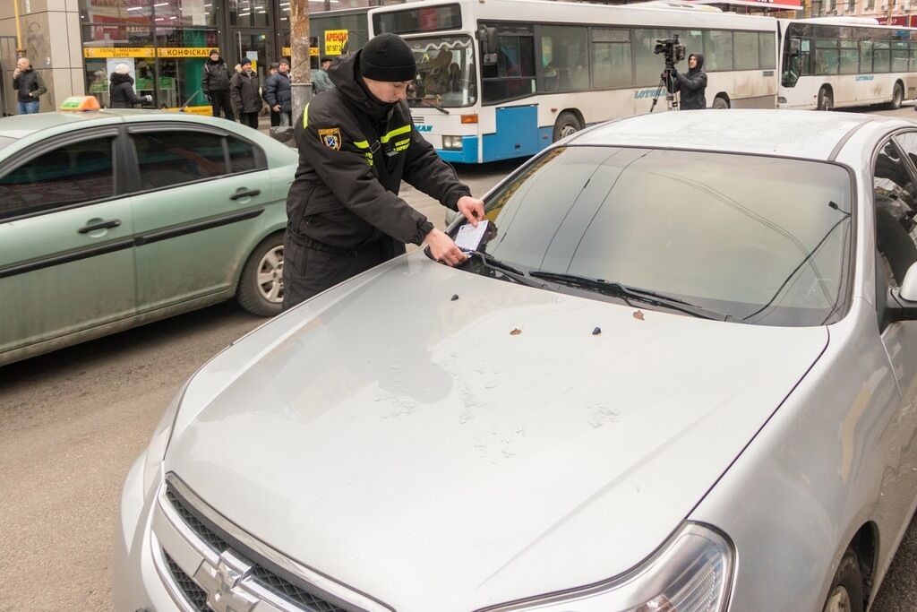 У Дніпрі Інспекція контролю паркування почала роз'яснювальну роботу з водіями