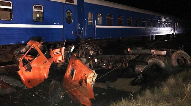 Поїзд зніс вантажівку: в Росії в масштабному ДТП постраждали два десятки людей. Фото і відео з місця аварії