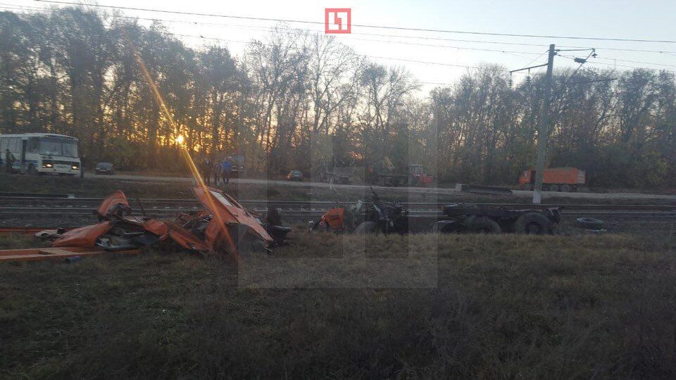 Поезд снес грузовик: в России в ДТП пострадали два десятка человек