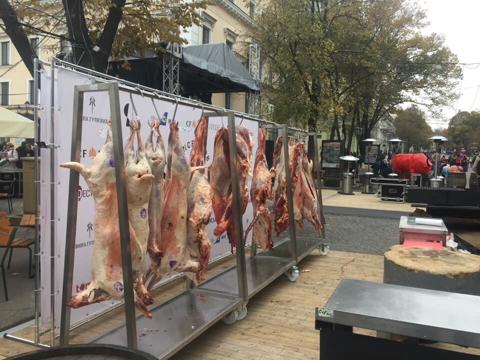 Титушки и трупы животных: в Одессе известный ресторан угодил в громкий скандал