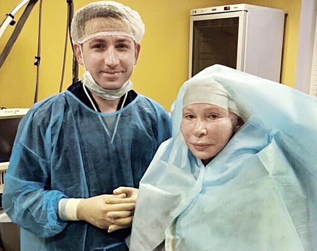 Народной артистке России в метро защемило голову: она госпитализирована