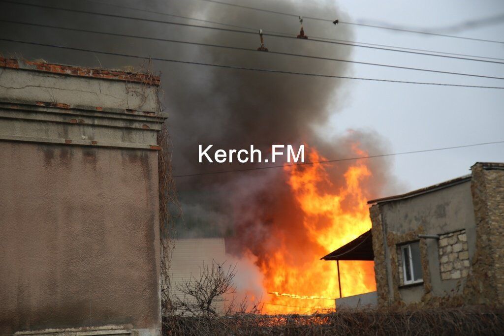 У Керчі трапилася масштабна пожежа: перші подробиці і відео