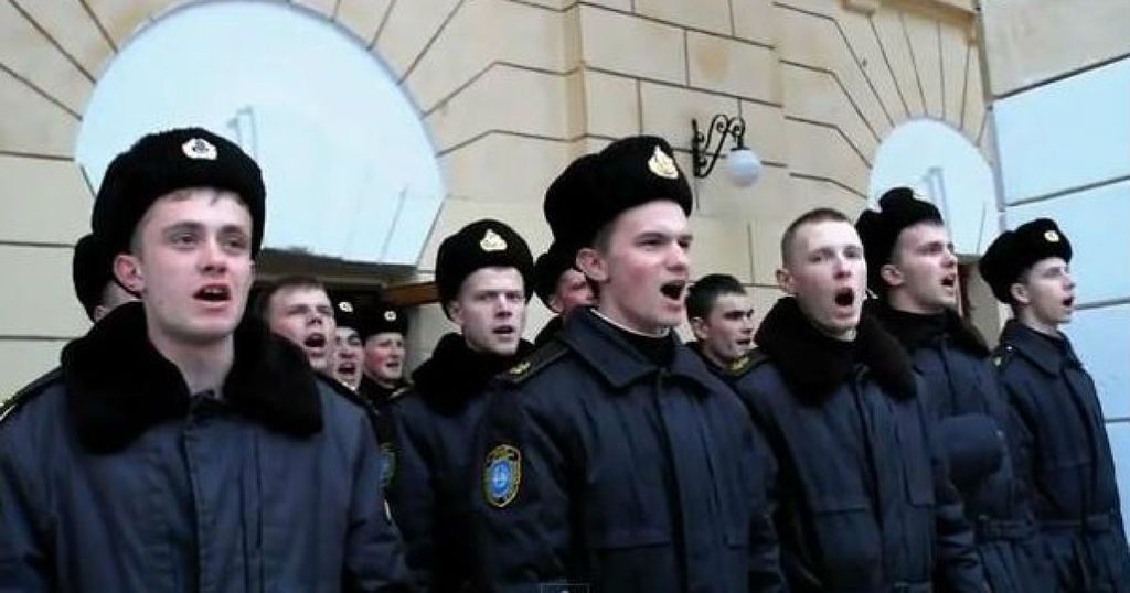 Українські курсанти співають гімн перед окупантами у Севастополі