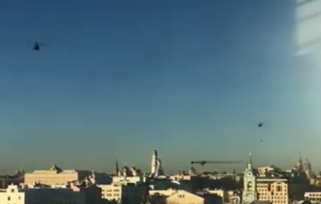 Над Кремлем помітили вертольоти з людьми в сітці: що відбувається