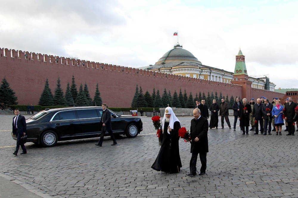 "Мужик в платье": в сети высмеяли нелепое фото Путина и Кирилла