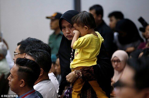 Рыдали и молились: в Индонезии вспыхнул скандал из-за странностей авиакатастрофы
