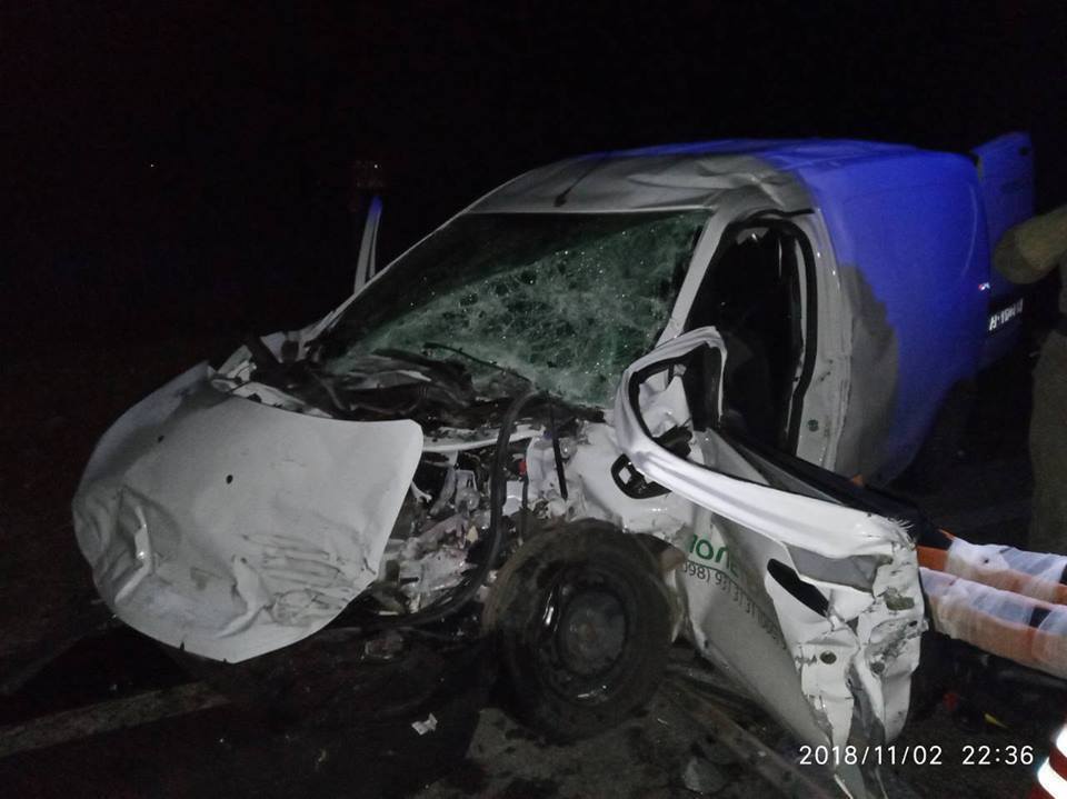 В Запорожской области легковой автомобиль врезался в грузовик