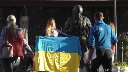 Блогерша оскандалилася у Криму з українським прапором і розлютила мережу: опубліковано відео