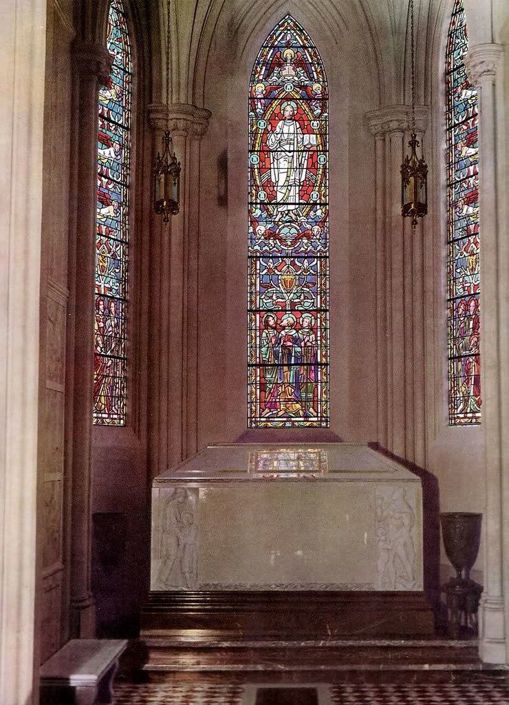 ''Он не умер'': Поклонники Майкла Джексона обнаружили, что его склеп пуст