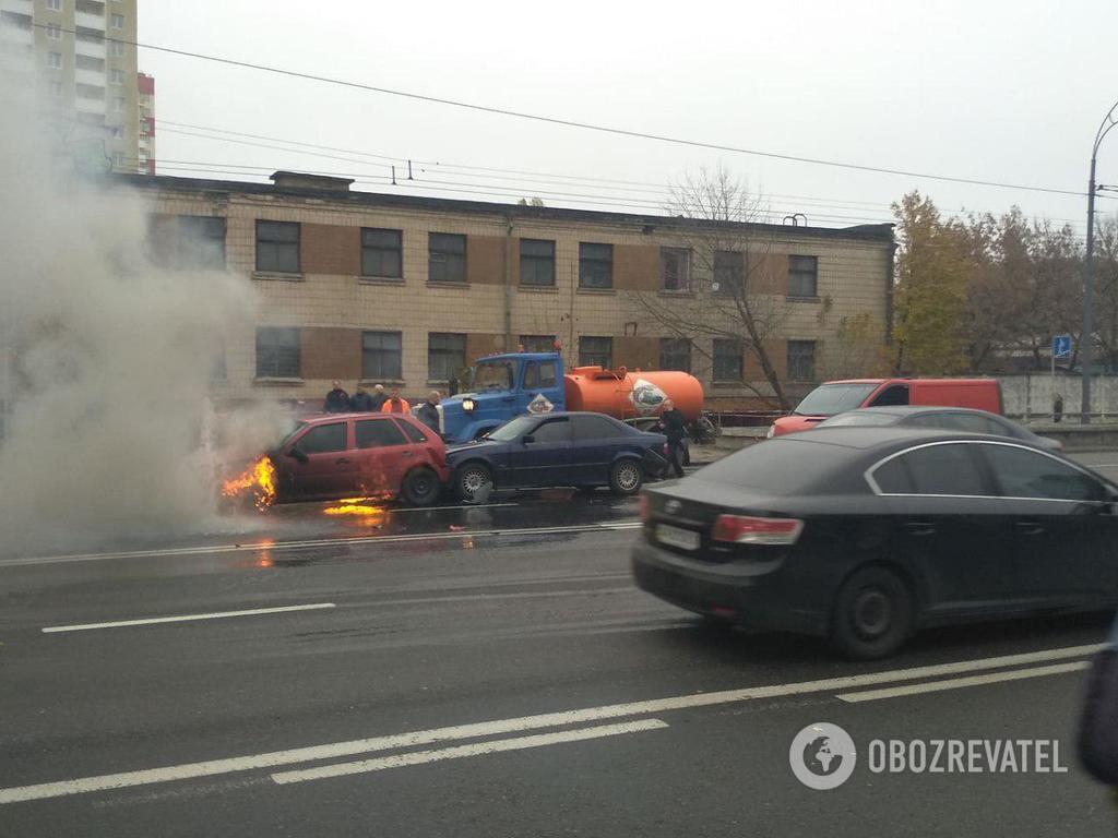 В Киеве из-за аварии авто загорелось на ходу: первые фото и видео 