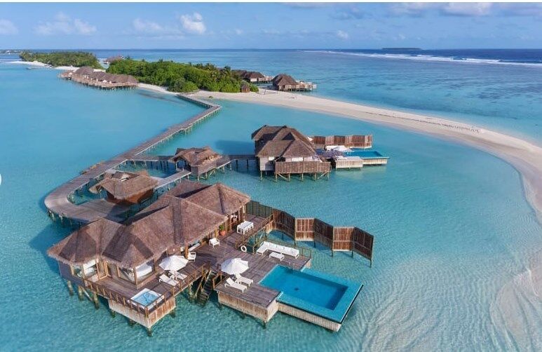 С рыбами и акулами: на Мальдивах появился необычный отель