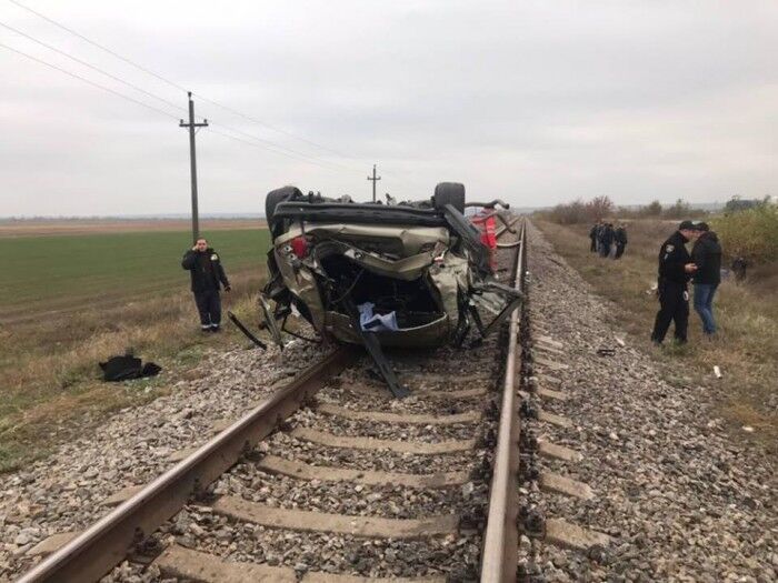Стали известны подробности смертельного ДТП с перевернувшимся на железнодорожных путях BMW