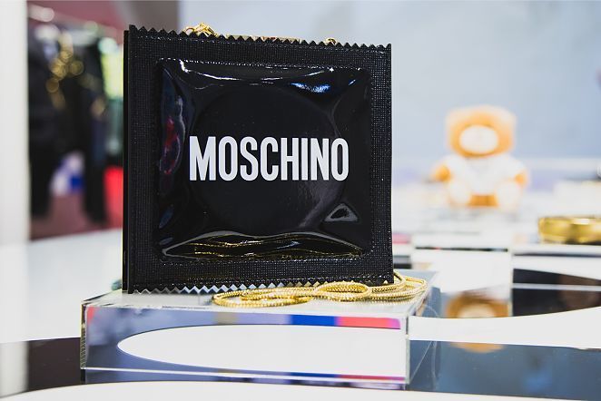 Moschino выпустили сумки и серьги в виде презервативов