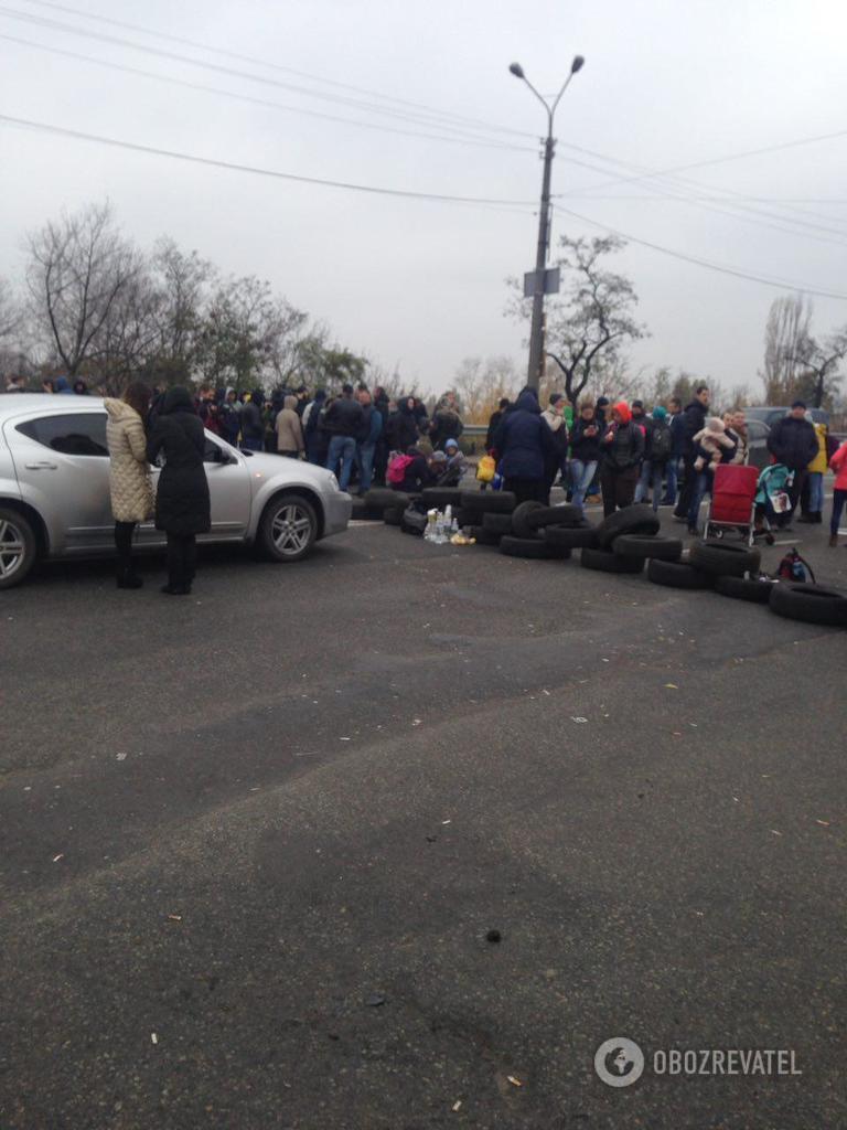Під Києвом активісти заблокували дорогу: що сталося