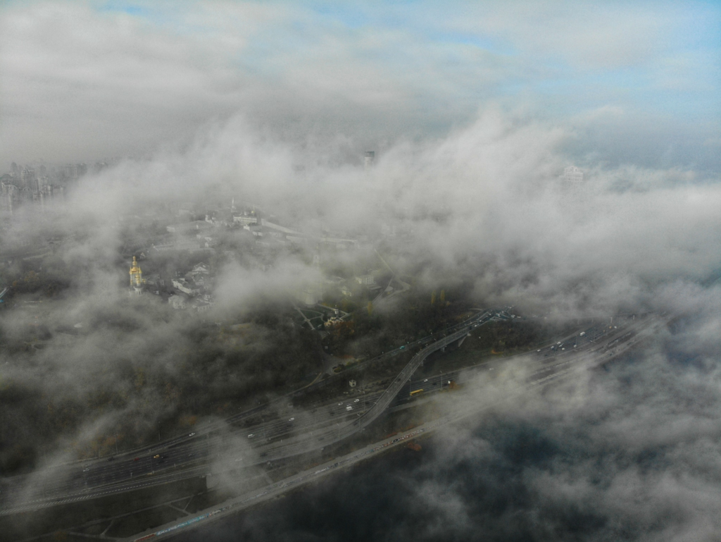 Окутан туманом: в сети появились волшебные фото Киева