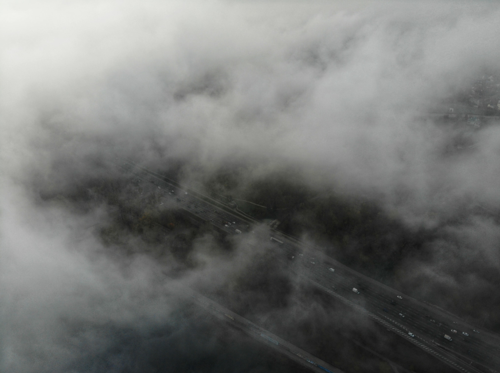 Окутан туманом: в сети появились волшебные фото Киева