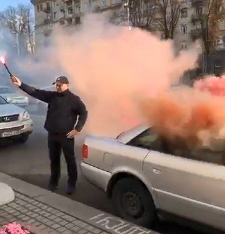 ''Будут гореть машины!'' В Киеве владельцы авто на еврономерах подожгли шашки