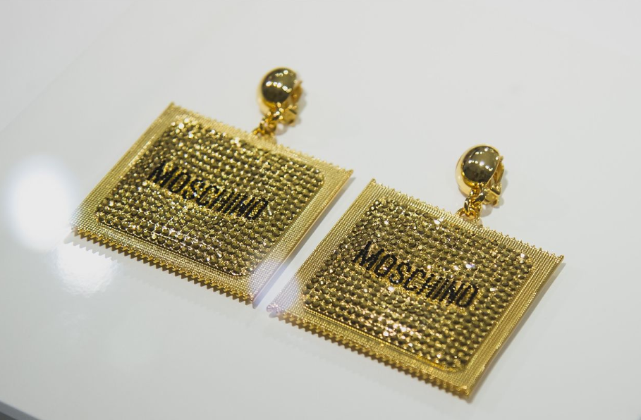 Moschino випустили сумки і сережки у вигляді презервативів