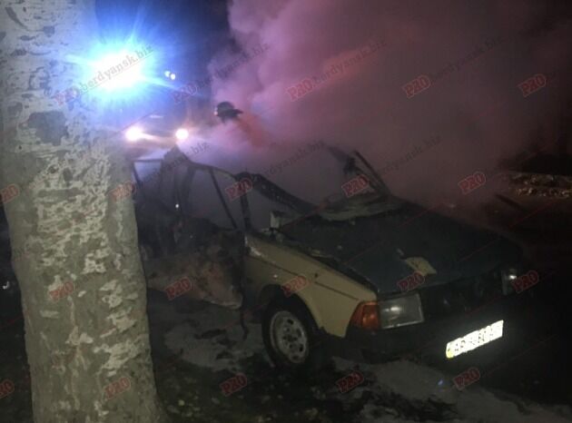 У Бердянську злетіло в повітря авто: момент потужного вибуху потрапив на відео