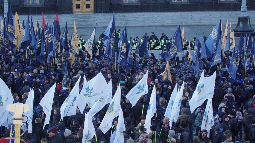 У центрі Києва зібралися сотні націоналістів: що відбувалося