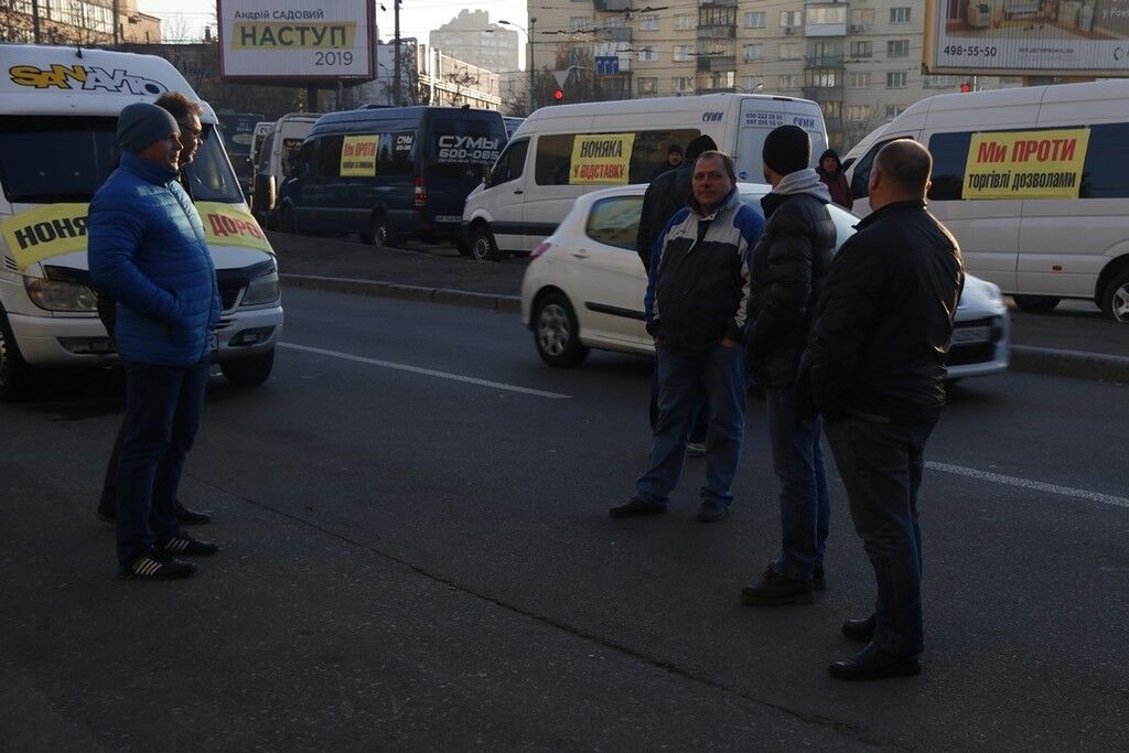 Погрожують перекрити магістралі: у Києві збунтувалися перевізники