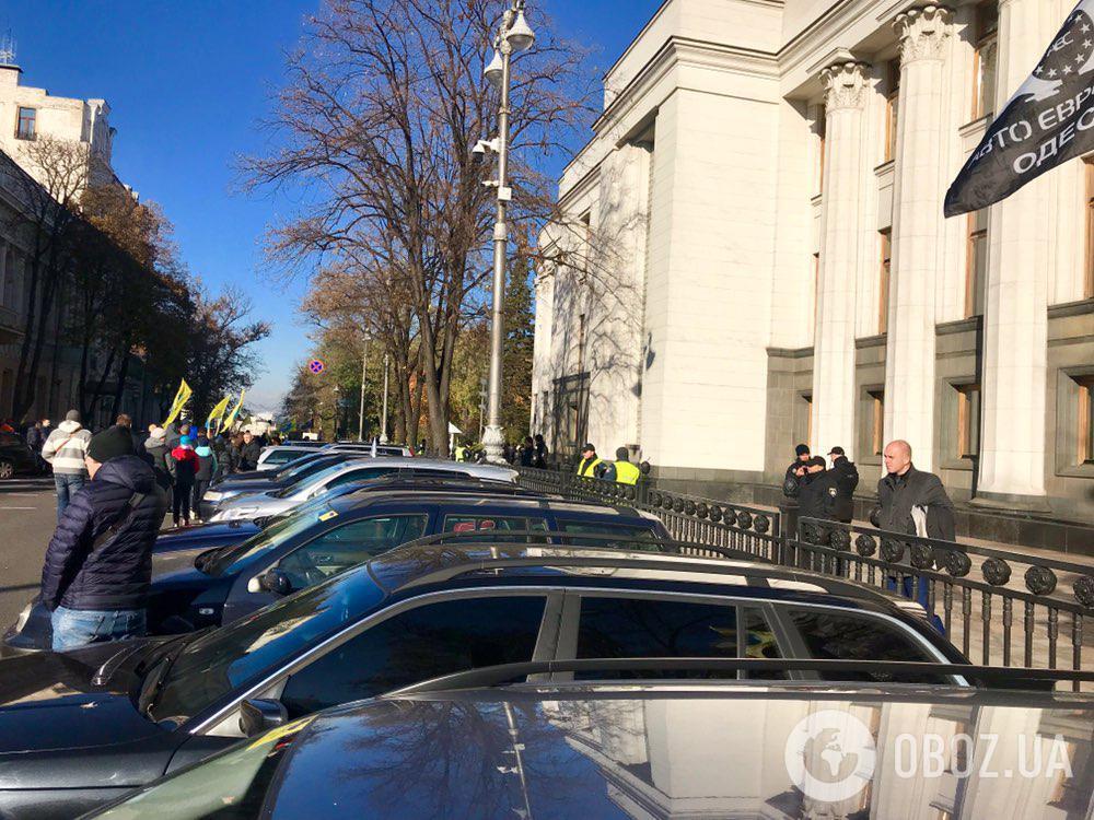 Авто на еврономерах парализовали центр Киева: что происходит возле Рады
