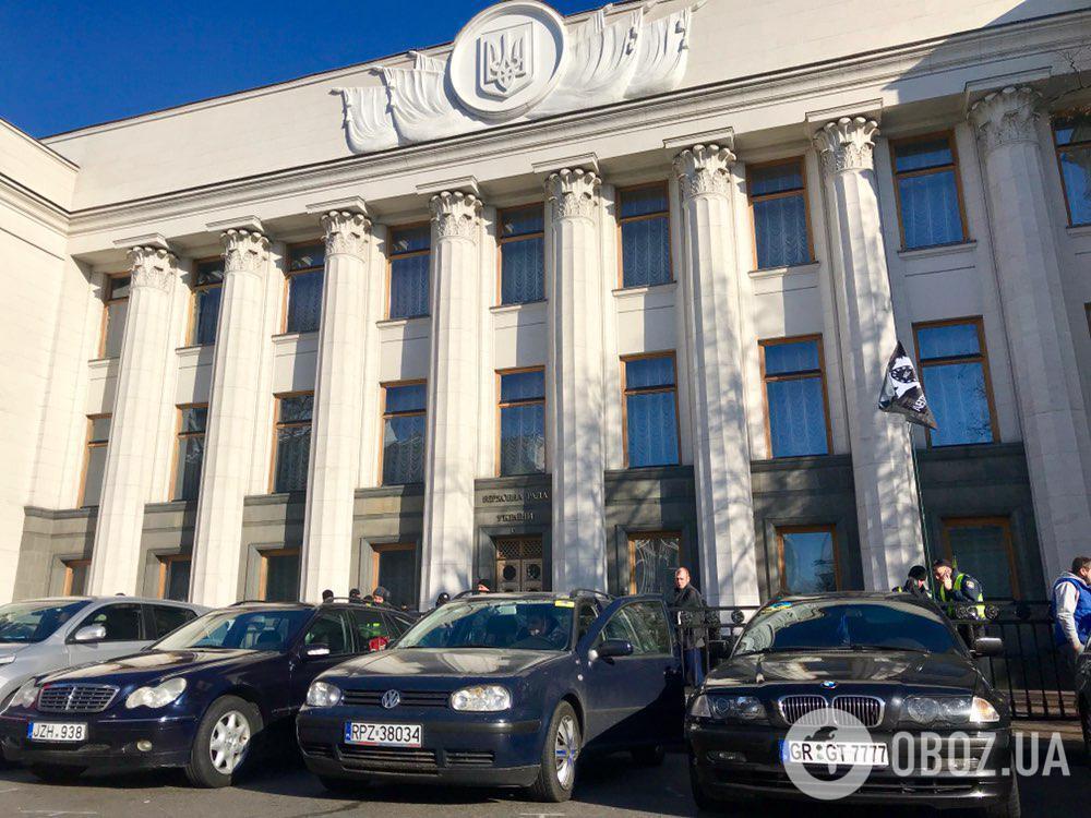 Авто на єврономерах паралізували центр Києва: що відбувається біля Ради