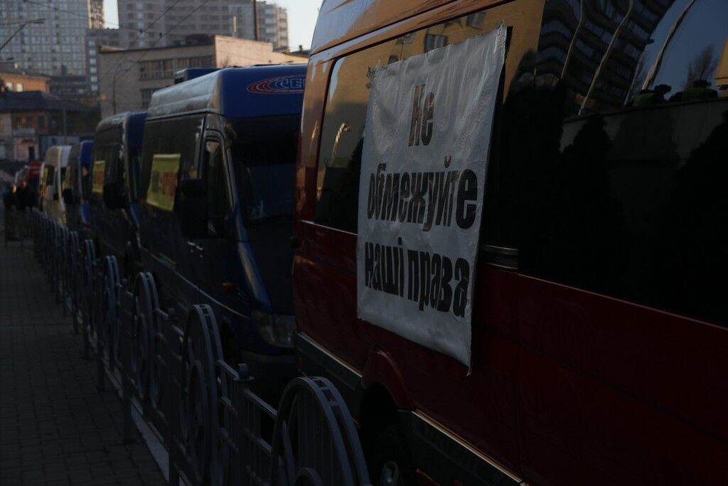 Погрожують перекрити магістралі: у Києві збунтувалися перевізники