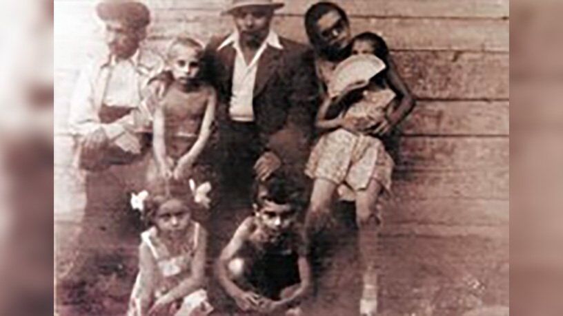 Верхний ряд: Спиридон Путин, Владимир Путин и его отец Владимир Спиридонович, Игорь Путин — в нижнем ряду