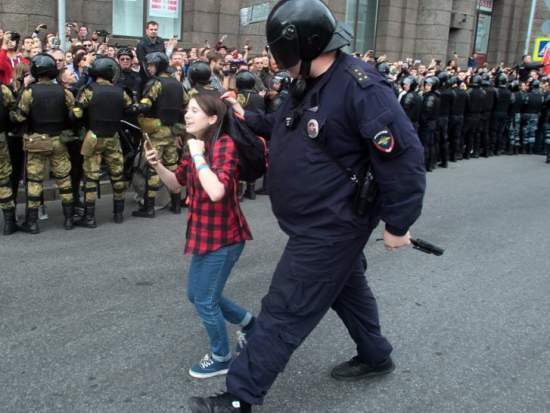 Несовершеннолетние на митинге в России, 9 сентября 2018