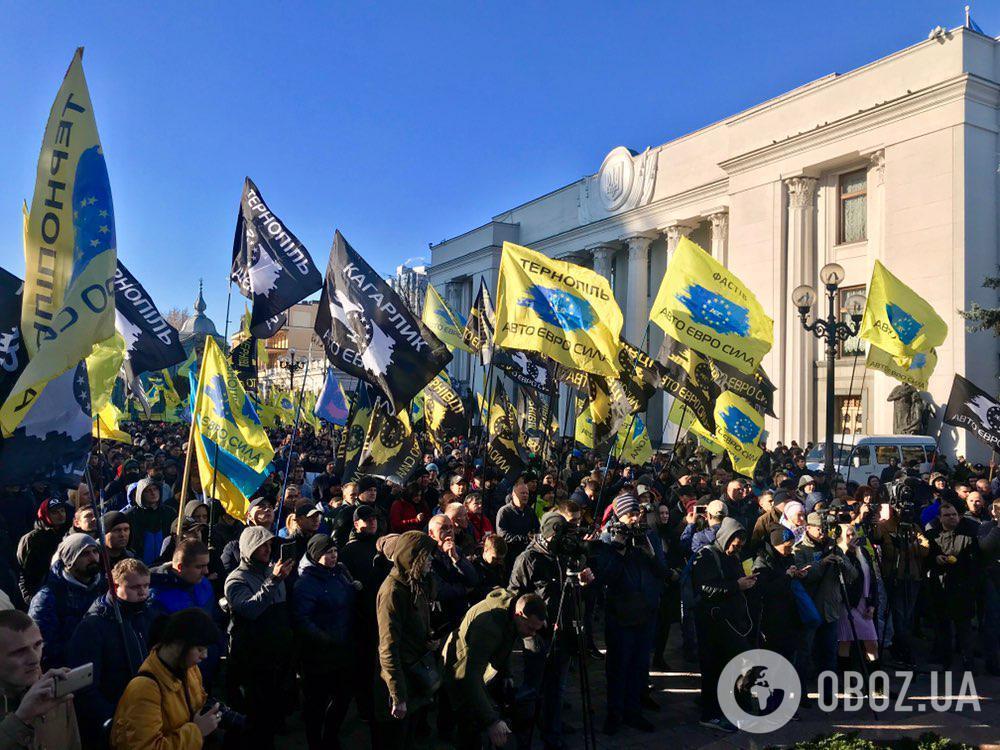Коллапс на дорогах: владельцы авто на еврономерах заблокировали центр Киева