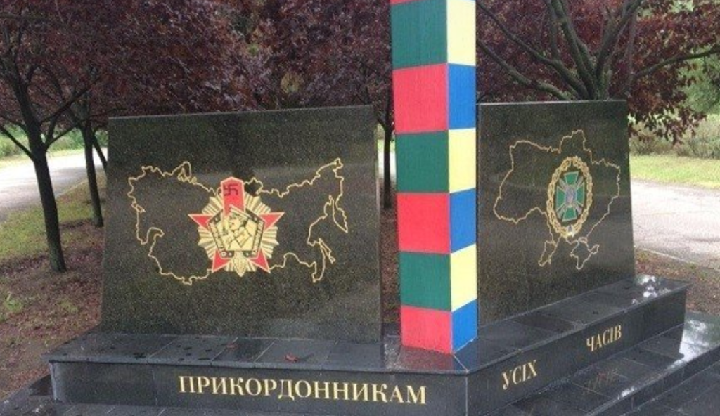"Бабуся-хуліганка": в Миколаєві пенсіонерка осквернила пам'ятник прикордонникам