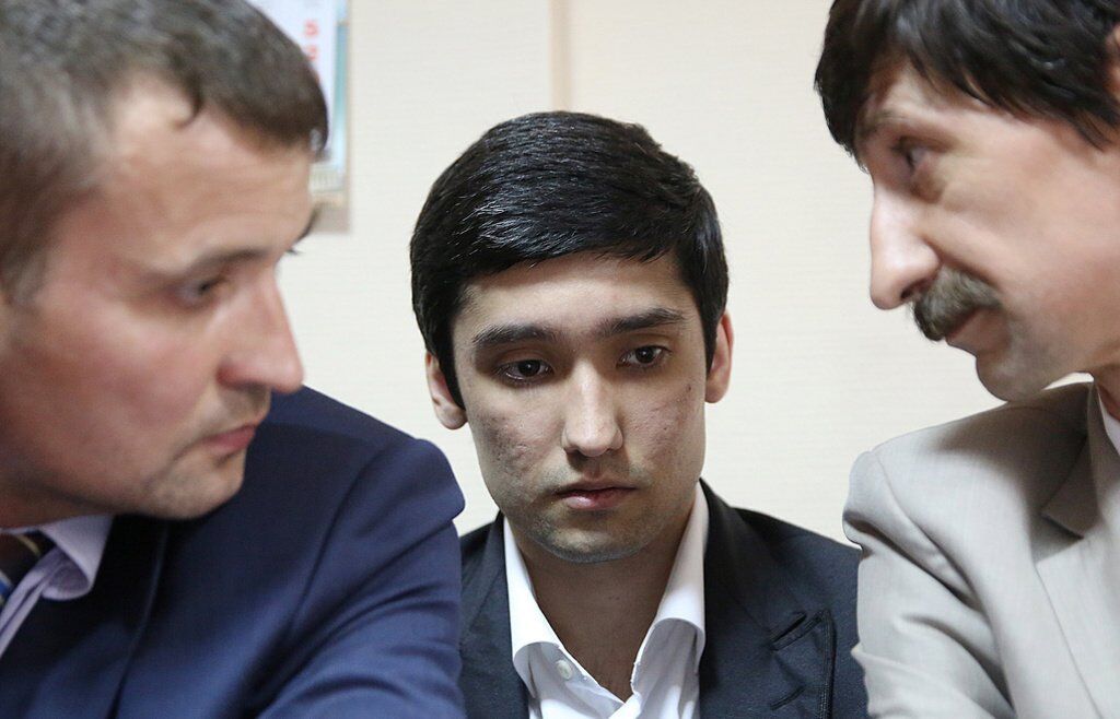 Руслан Шамсуаров (у центрі)