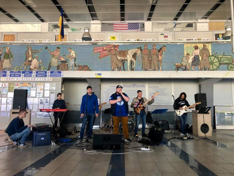 ''Дякуємо всім за молитви'': музиканти із США приїхали з туром на Донбас
