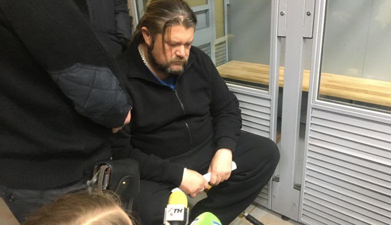 Смертельное ДТП с пешеходами под Харьковом: водитель явился в суд на инвалидной коляске