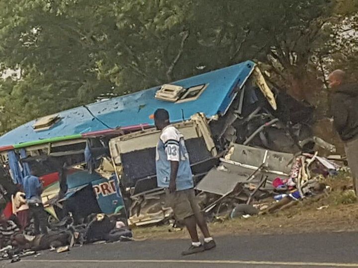 В Африці зіткнулися два автобуси: у кривавому ДТП загинули 47 осіб, понад 70 — поранені. Фото аварії