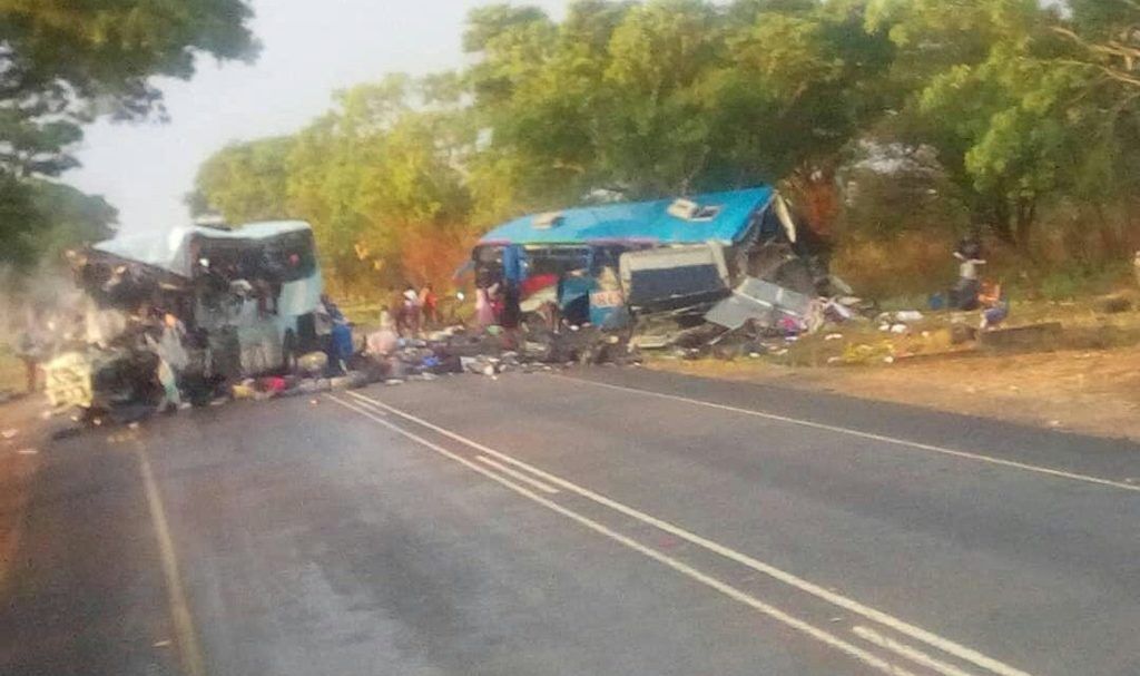 В Африці зіткнулися два автобуси: у кривавому ДТП загинули 47 осіб, понад 70 — поранені. Фото аварії