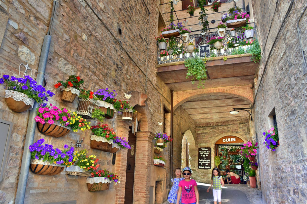 В сети появились красочные фото цветочного города Италии
