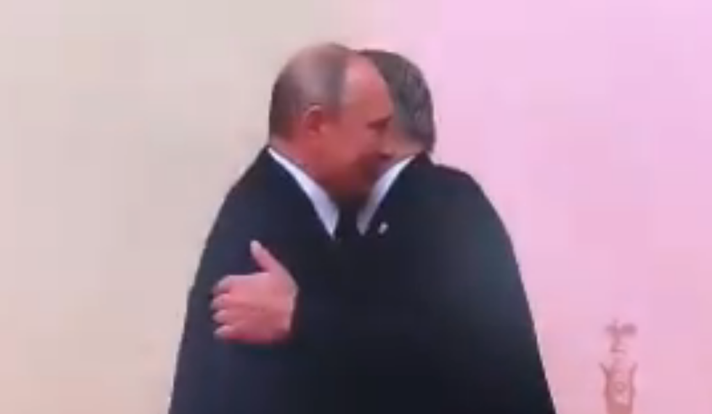 ''В пупок не целовал?'' Путина высмеяли за объятия с Назарбаевым