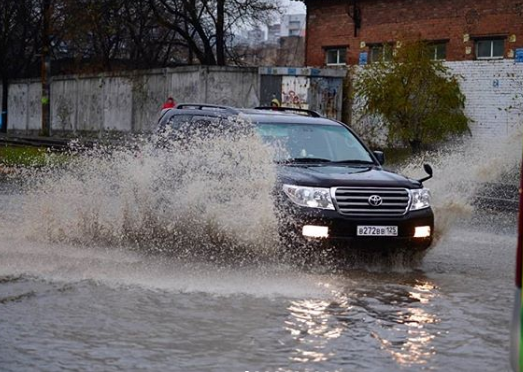 Пливуть авто і кіоски: в Росії місто пішло під воду. Фото і відео негоди