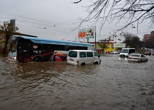 Плывут авто и киоски: в России город ушел под воду. Фото и видео непогоды