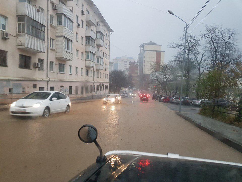 Плывут авто и киоски: в России город ушел под воду. Фото и видео непогоды