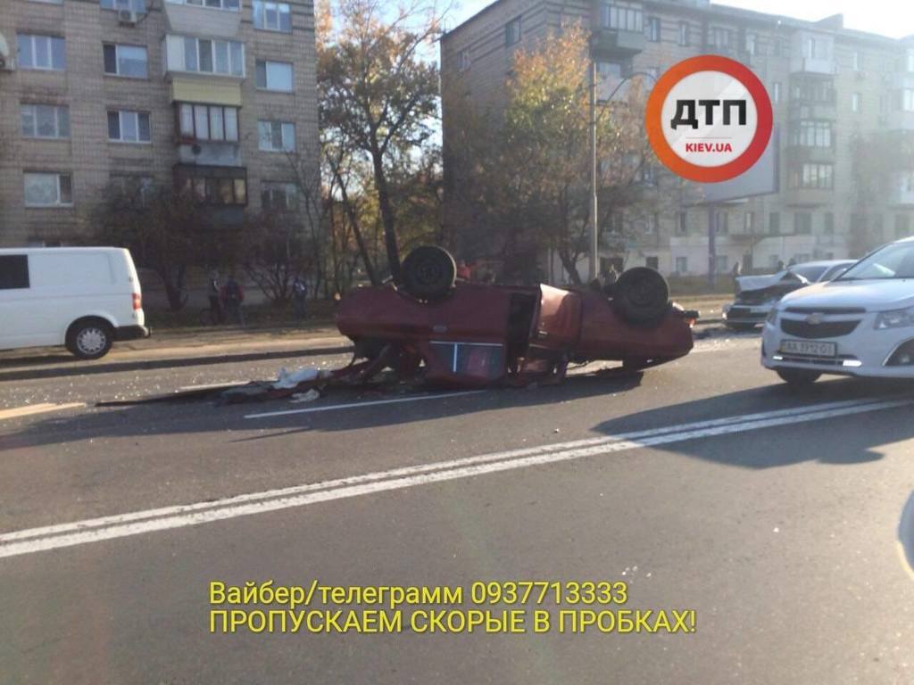 В Киеве авто перевернулось на крышу: жуткие кадры 