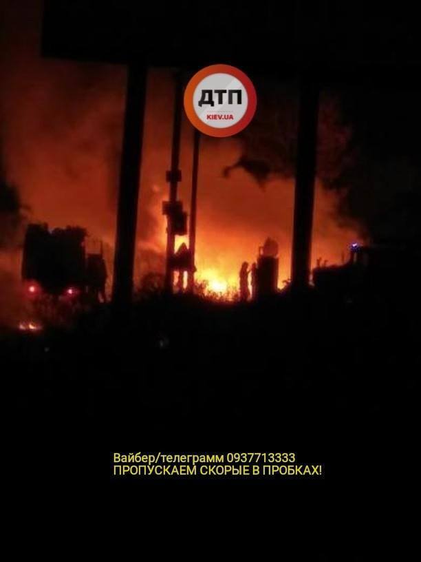 Під Києвом зайнялася заправка: фото і відео вогняного пекла