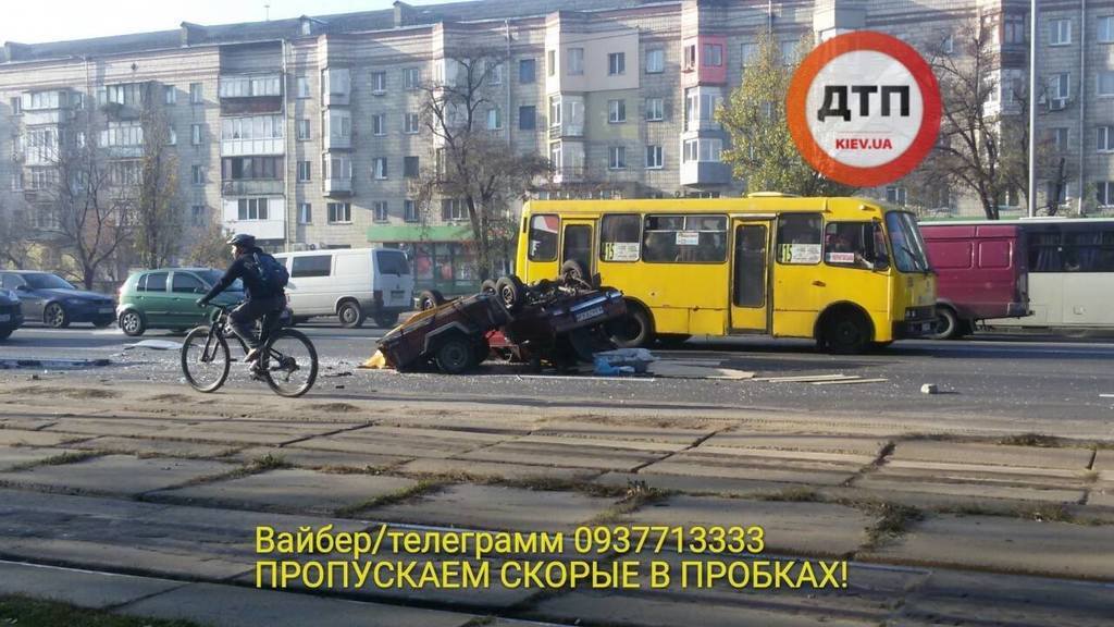 У Києві авто перекинулося на дах: моторошні кадри