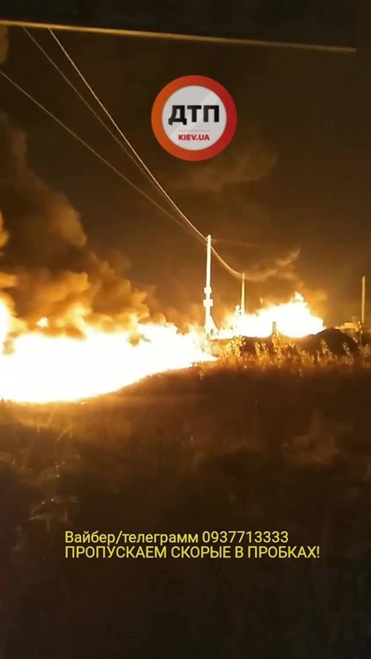 Под Киевом загорелась заправка: фото и видео огненного ада