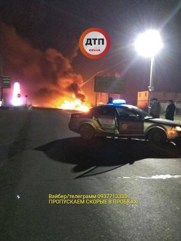 Под Киевом загорелась заправка: фото и видео огненного ада