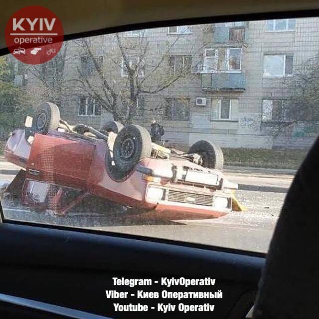 У Києві авто перекинулося на дах: моторошні кадри