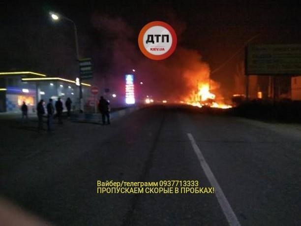Під Києвом зайнялася заправка: фото і відео вогняного пекла