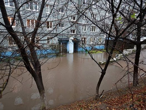 Пливуть авто і кіоски: в Росії місто пішло під воду. Фото і відео негоди